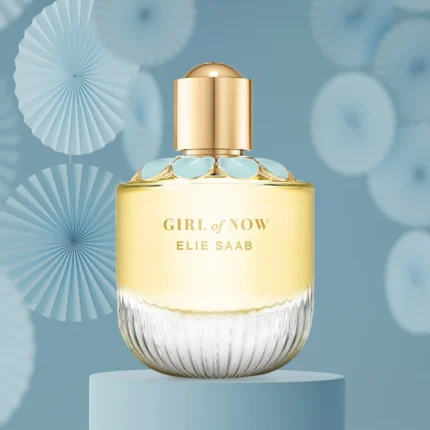 Elie Saab Girl of Now 90 ml Eau de Parfum şüşəsi və qabı – açıq mavi fonlu qutu və qızılı detallarla bəzədilmiş ətir şüşəsi