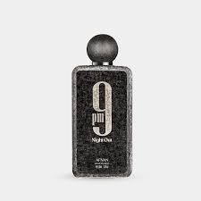 Afnan 9PM Night Out Extrait de Parfum 100ml kişi ətrinin mərkəzində iri "9 pm" yazısı və yumru qapağı olan tünd teksturalı flakonu