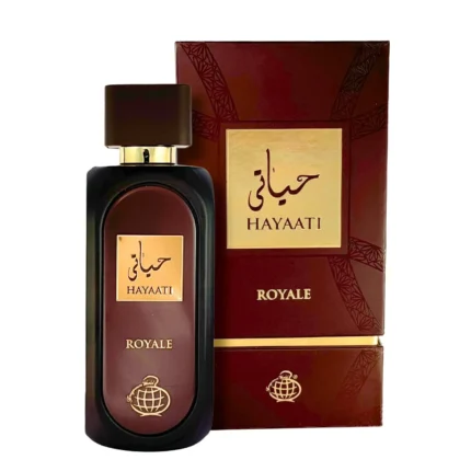 Fragrance World Hayaati Royale EDP 100ml ətir şüşəsi və dəbdəbəli tünd qırmızı-qızılı rəngli qutusu ağ fonda yanaşı durur.